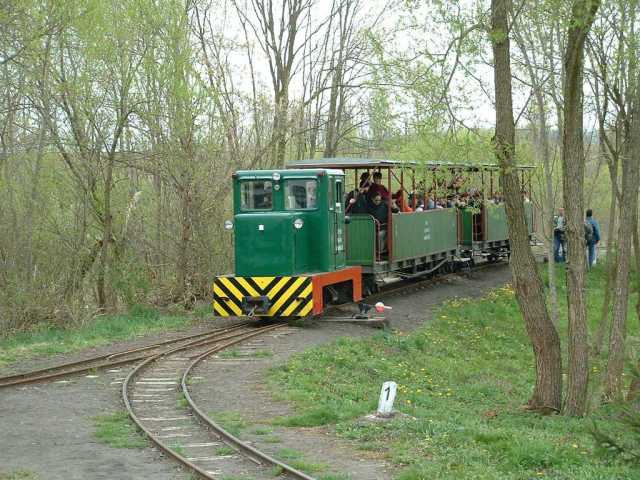 Szem�lyvonat �rkezik Almamell�kre