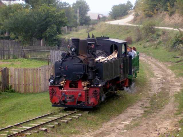 A Brad5-ös pályaszámú mozdony Kovásznán a vajnafalvi ívben