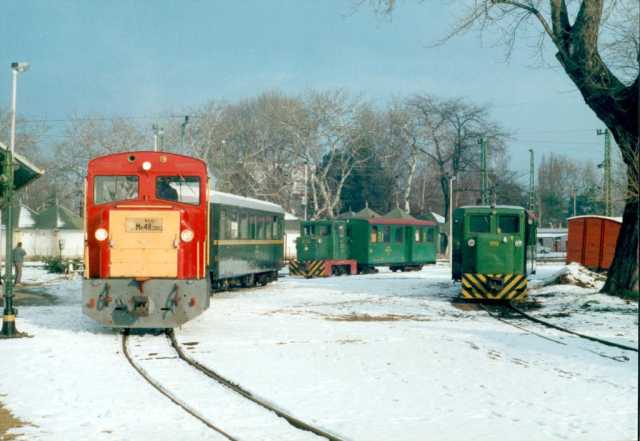 Nagy az élet Balatonfenyvesen: az Mk48 2003-as mozdonyvezetői vizsgavonattal áll az első vágányon, mögötte az 5727-es C-50-es áll a 31826 sz. vonatal, míg a másik vágányon az 5712-es C-50-es látható a 31844 sz. vonattal