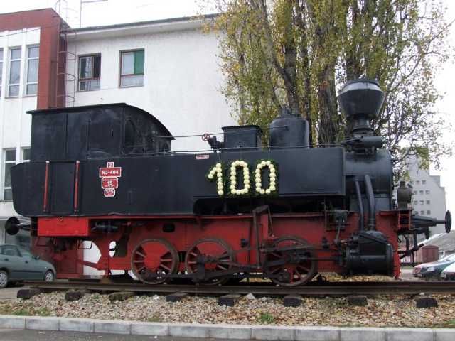 A 100 éves mozdony virágdíszben