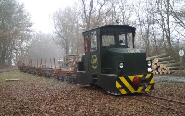 Miután a rakott szerelvények kiálltak a Dunapart állomásra, az első szerelvény gépe, a C50Z-404-es pályaszámú mozdony betolja a hozott, üres truckokból álló vonatot a csonkába, ahol a rakodás történik.