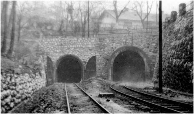 Graenzenstein alagút meglévő kapuzata mellől indult a lyukói alagút (jobbra) - nagyobb méretekkel, már villamos vontatásra tervezve