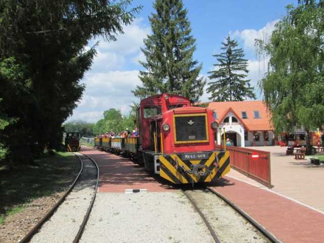Két vonat az állomáson.