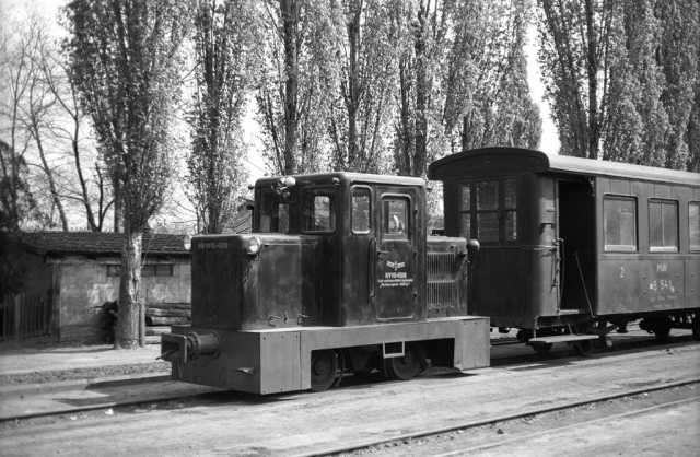A bontóvonat szerelvénye Békéscsaba AK állomáson. A Szegedi Gazdasági Vasút eredetű személykocsi valószínűleg a bontóvonat személyzetének melegedésére szolgált.