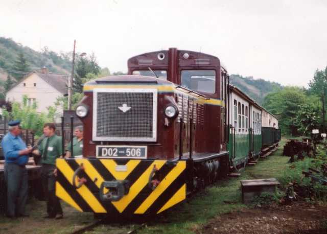 D02-506 hosszú vonattal