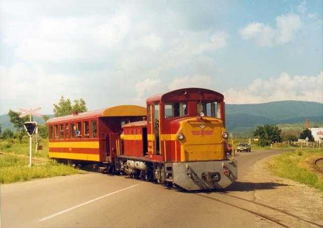 A Galya-térközbe halad be Lajosháza felől a személyvonat 1999. június 6-án