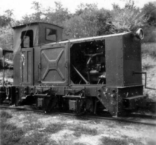 Az első kemencei dízel, a montania mozdony, mely később Almamellékre került. Jól látható a motor indítására szolgáló kurbli a jármű elején
