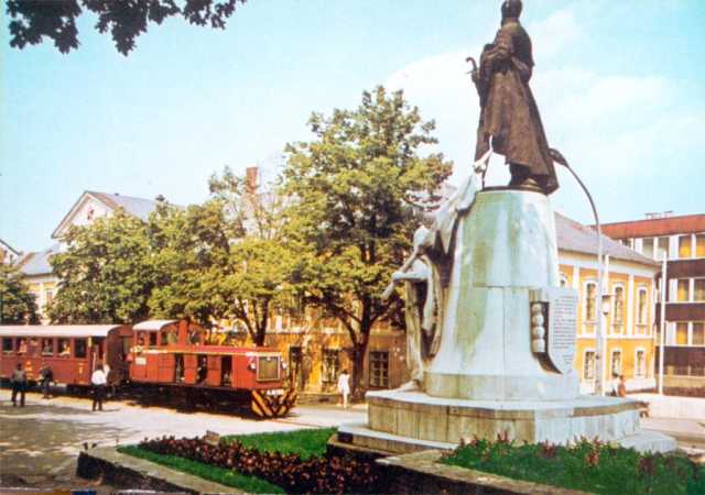 A Kossuth szobor mögött halad el az Mk48 2032-es személyvonatával Sátoraljaújhelyen