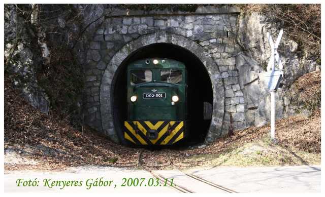 A D02-501-es bújik elő az alagútból