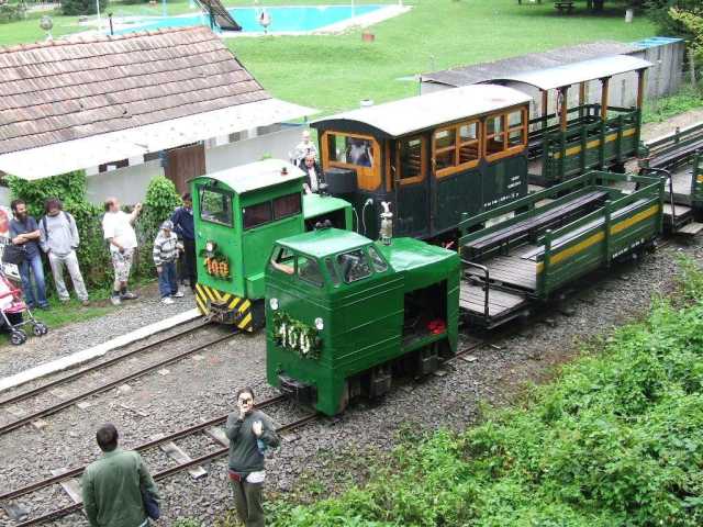 Vonatok Godóvár állomáson, 100 éves a kisvasút