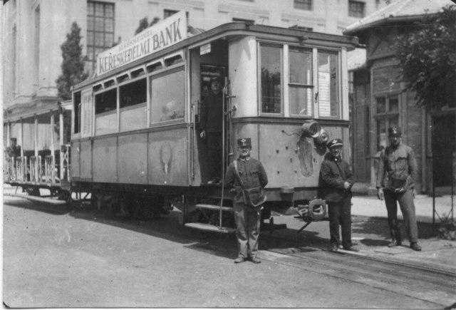 A 12-es pályaszámú motorkocsi Békéscsabán, a Kossuth téren