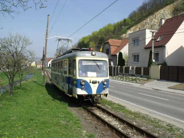 Motorkocsi érkezik Hőlak megállóhelyre (Trenèianska Teplá zastávka)