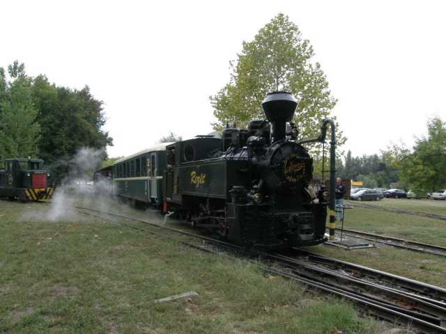 Gőzmozdonnyal vontatott vonat indul Pörbölyről