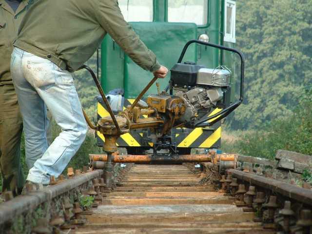 Síncsavarok meghúzása benzinmotoros csavarozógéppel