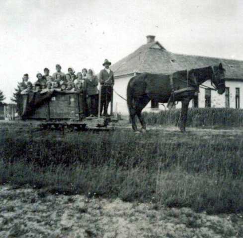 Lóvasút a kéthalmi uradalmi iskola előtt, 1938 után