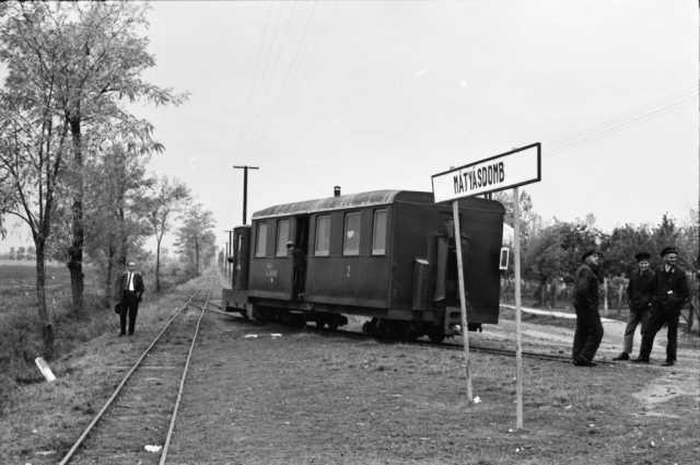 Mátyásdomb a hetvenes években. A vonat a deltában áll. Itt volt az elágazás Ödönpuszta, Kisláng, Kálóz, ill. a Szabadbattyáni GV felé. A gép a 3704-es.