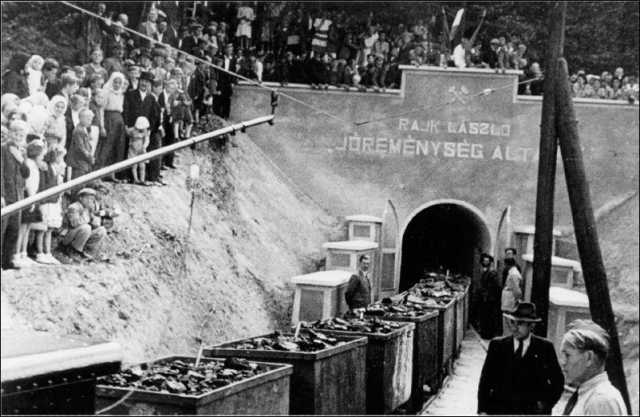 Az altáró megnyitása 1948-ban. A rendezvényen maga Rajk László is részt vett