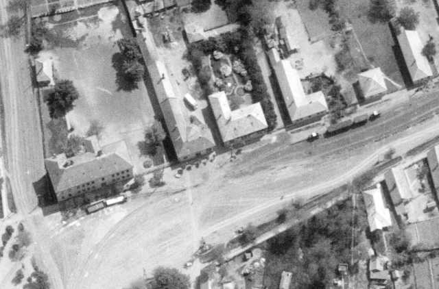 Fegyvernek Piactér, 1967. május 11. A három vágányos állomáson két C-50-es mozdony és két személykocsi áll.