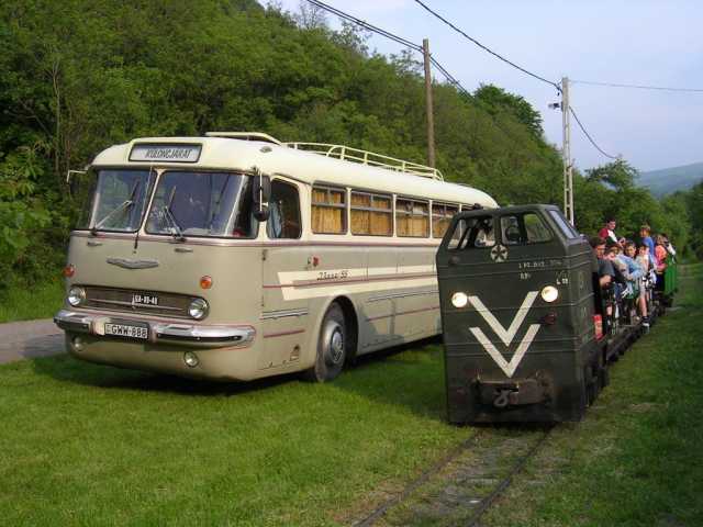 Két Csepel motoros jármű: az Ikarus 55-ös Faros és az MD-40-es a Szalamandra kemping előtt