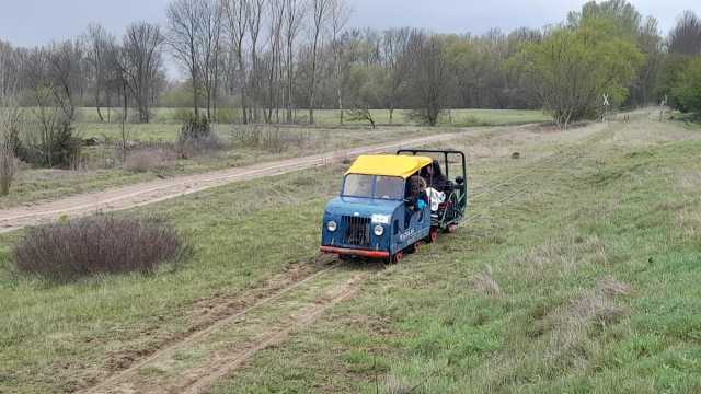 A Kék hintó becenevű motoros hajtányból és egy PVG-ből álló szerelvény a nemzeti park határában, az egykori Móricgát megállónál