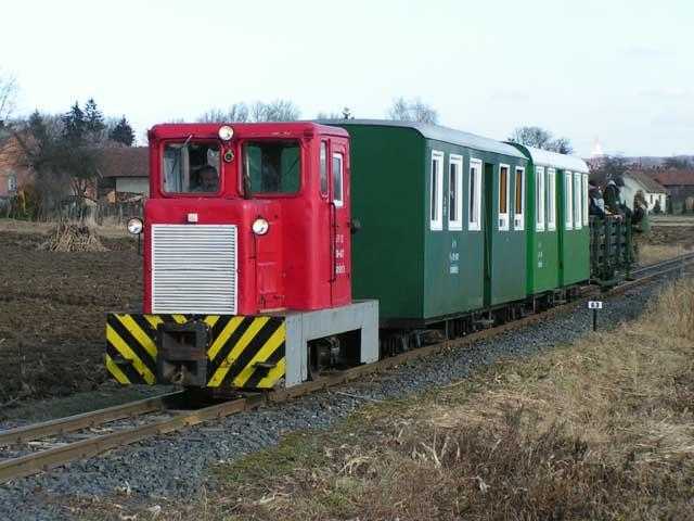 A tehervonat előtt közlekedő személyvonat a C50-407-essel, két Bak, valamint egy nyitott személykocsival.