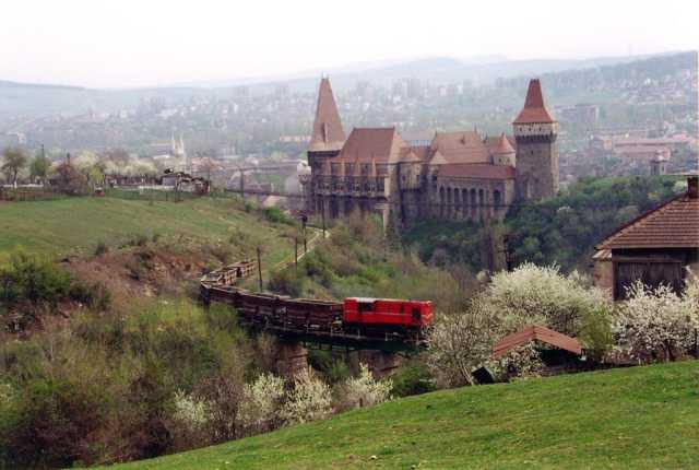 Tehervonat halad át a vár mögötti viadukton