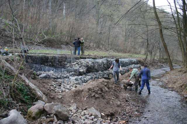 A majdnem teljesen elkészült gabionfal - közel 60 m3 kő került bele