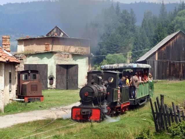 762-209 psz.-ú gőzmozdony a kommandói fűtőház elé érkezik vonatával/ Locomotiva nr. 762-209 sosește în fața depoului de la Comandãu