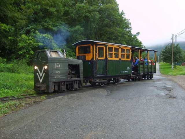 2244,4102+B282,0001+C474,0002 a Nagy Útátjáróban halad, völgymenetben